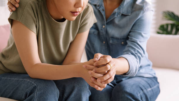 asia de mediana edad personas anciana mamá tomada de la mano confianza comodidad ayudar a la mujer joven a hablar llorando alivio del estrés en casa. mamá como amiga amor cuidado tomar de la mano hijo adulto sentir dolor triste preocupación de problema - depression fotografías e imágenes de stock