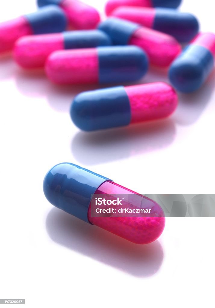 Color azul y rosa cápsulas - Foto de stock de Alivio libre de derechos