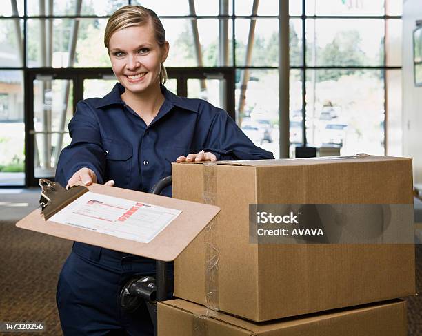 Consegna Di Donna Con Pila Di Scatole Di Cartone - Fotografie stock e altre immagini di Abbigliamento - Abbigliamento, Abilità, Adulto