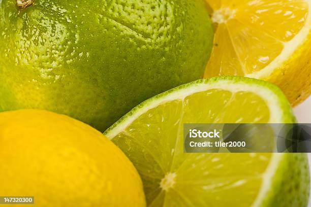 Foto de Metades De Limão E Limão e mais fotos de stock de Alimentação Saudável - Alimentação Saudável, Branco, Casca de fruta