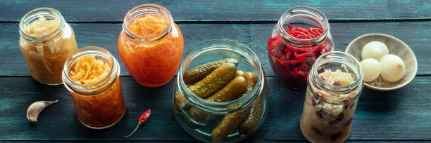 発酵食品バラエティパノラマ。自家製野�菜の保存料 - preserves pickle jar relish ストックフォトと画像