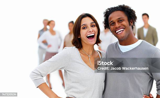 Glückliches Junges Paar Mit Freunden Im Hintergrund Stockfoto und mehr Bilder von 20-24 Jahre