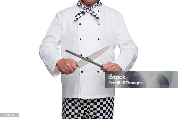 Um Chefe De Cozinha Usando Um Casaco Branco E Apontar Facas - Fotografias de stock e mais imagens de Adulto
