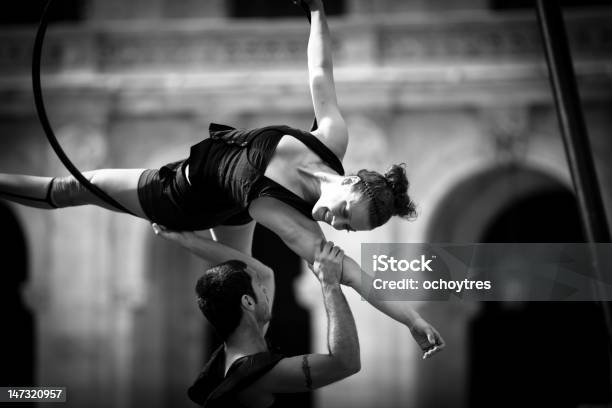 Trójkątny Uchwyt Artystów - zdjęcia stockowe i więcej obrazów Akrobata powietrzny - Akrobata powietrzny, Aktor, Aktorka