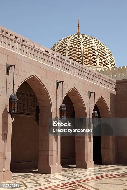 Grande Moschea Di Muscat Oman - Fotografie stock e altre immagini di Ambientazione esterna - Ambientazione esterna, Arabesco - Stili, Arabia