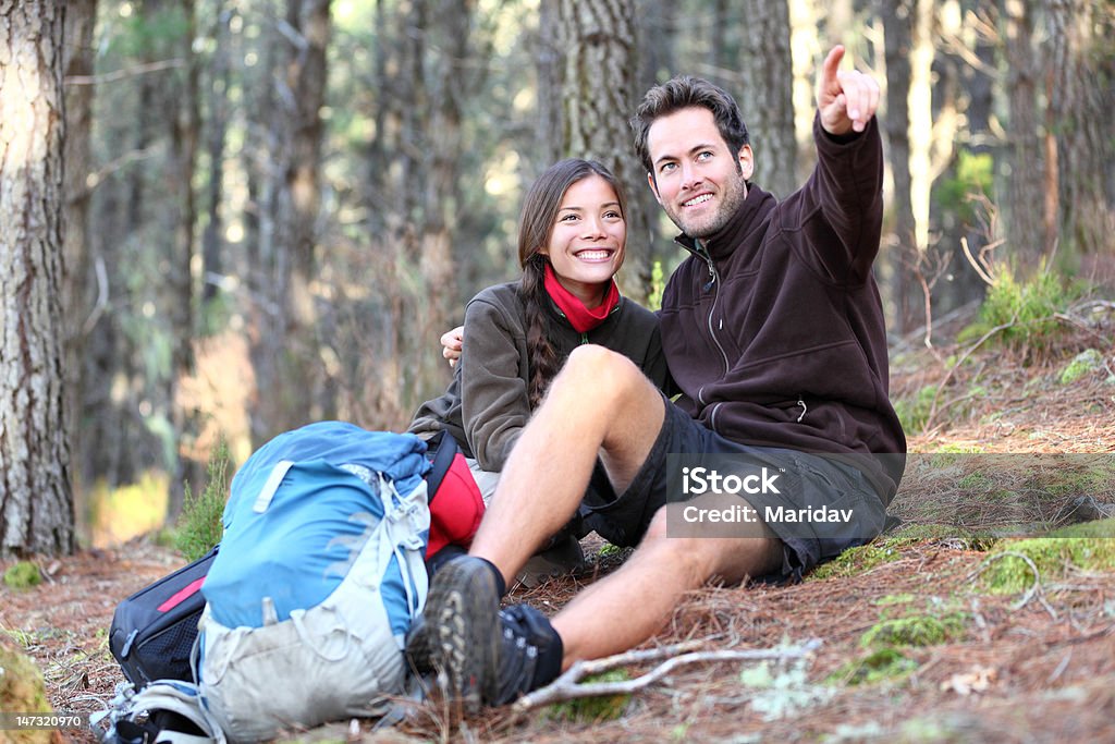 Jovem Casal feliz caminhadas - Royalty-free 20-29 Anos Foto de stock