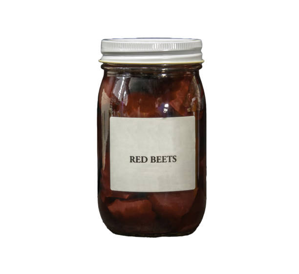 瓶に入った赤いビートの缶詰、赤いビートと書かれた白いラベル - beet common beet isolated root vegetable ストックフォトと画像
