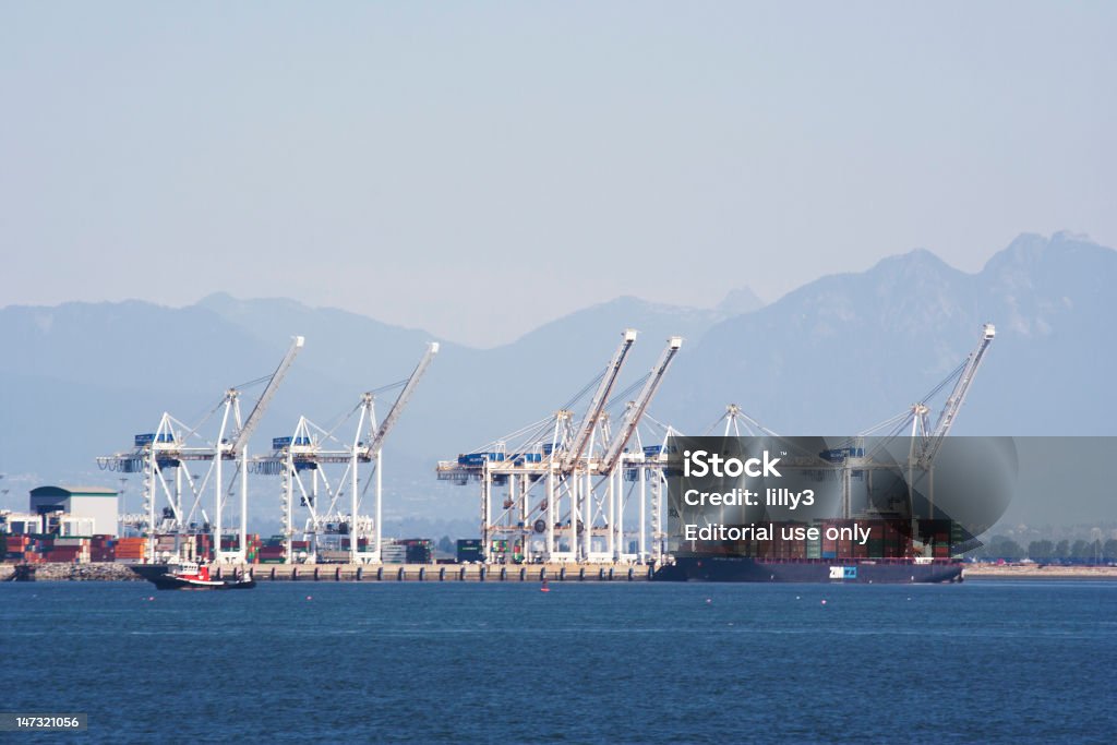 Porto de Vancouver com os recipientes e acoplar Guindaste - Royalty-free Docas Foto de stock
