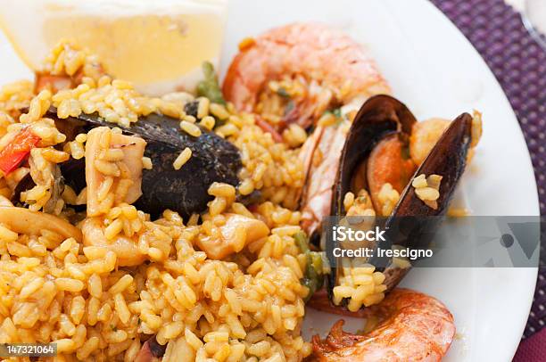 Paella Cucina Tradizionale In Spagna - Fotografie stock e altre immagini di Aglio - Alliacee - Aglio - Alliacee, Ambientazione interna, Cereale