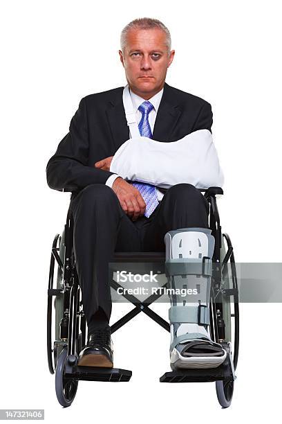 부상 사업가 한 휠체어 격리됨에 수트에 대한 스톡 사진 및 기타 이미지 - 수트, 석고붕대, 흰색 배경