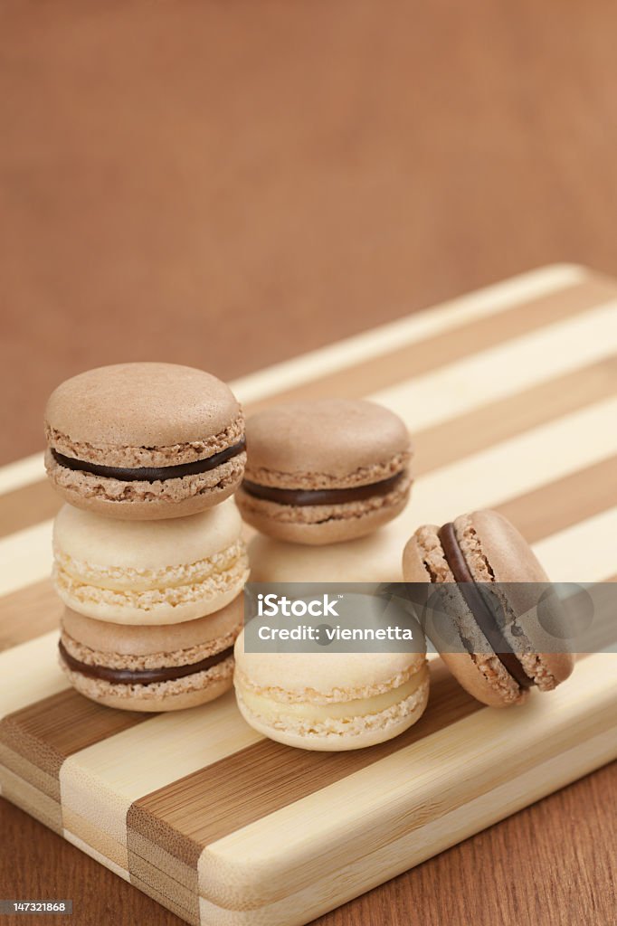 Wanilia, czekolada F Macaron pliki cookie - Zbiór zdjęć royalty-free (Bez ludzi)
