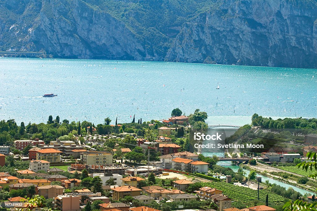 Vista desde el lago de Garda Nago village, del norte de Italia - Foto de stock de Agua libre de derechos