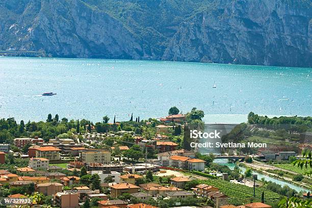 Vista Desde El Lago De Garda Nago Village Del Norte De Italia Foto de stock y más banco de imágenes de Agua