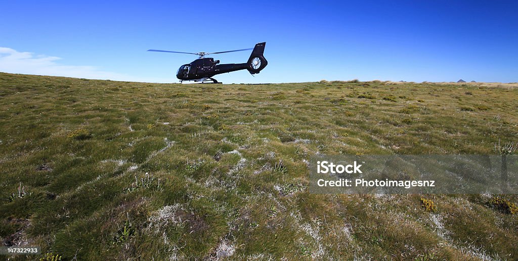 Вертолёт в горы - Стоковые фото Белый роялти-фри