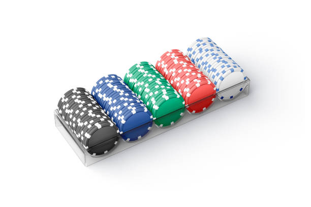 pila di chip rotondi in plastica colorata vuota nel mockup del vassoio, isolata - token gambling chip stack red foto e immagini stock