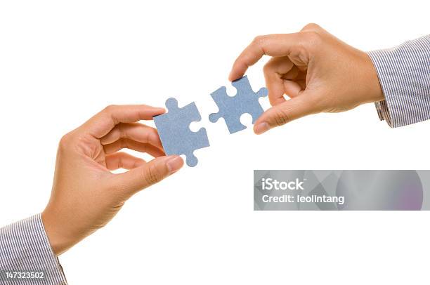 Hände Und Puzzle Stockfoto und mehr Bilder von Puzzle - Puzzle, Freisteller – Neutraler Hintergrund, Berufliche Partnerschaft