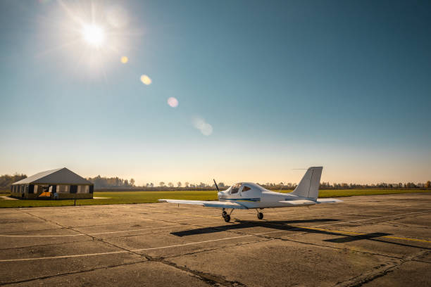 single-motor flugzeug auf dem rollfeld - small airplane air vehicle propeller stock-fotos und bilder