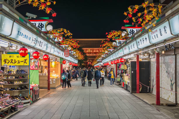 tokio japonia, spacer turystyczny nocą po ulicy handlowej nakamise - nakamise dori zdjęcia i obrazy z banku zdjęć