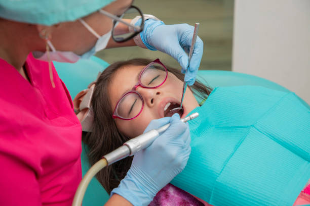 치과 의사가 콘트라 앵글 핸드피스로 치아를 닦는 동안 입을 벌리고 있는 소녀 - handpiece 뉴스 사진 이미지