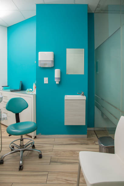 치과 진료실의 세척 및 위생 구역, 싱크대, 거울, 젤 및 손용 종이로 구성 - dentist office work tool hygiene mirror 뉴스 사진 이미지