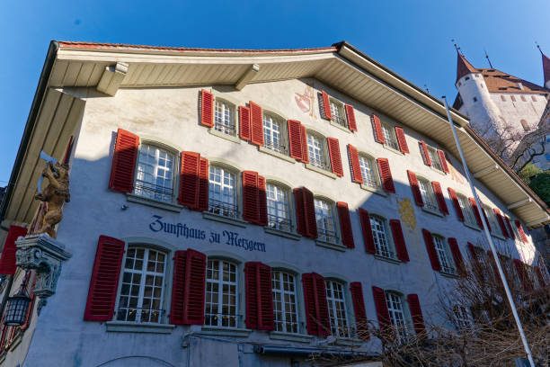 skyline ze średniowiecznym starym miastem i zamkiem w szwajcarskim mieście. - thun switzerland facade european culture zdjęcia i obrazy z banku zdjęć