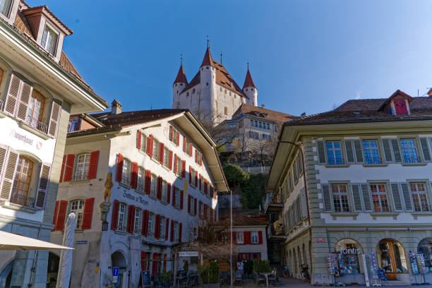 skyline ze średniowiecznym starym miastem i zamkiem w szwajcarskim mieście. - thun switzerland facade european culture zdjęcia i obrazy z banku zdjęć
