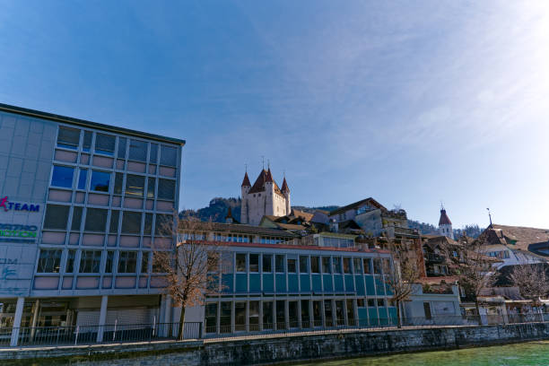 skyline ze średniowiecznym starym miastem i zamkiem w szwajcarskim mieście. - thun cityscape famous place switzerland zdjęcia i obrazy z banku zdjęć