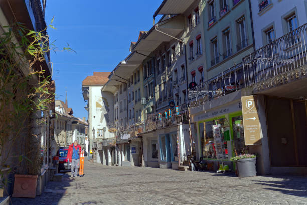 średniowieczne stare miasto szwajcarskiego miasta ze sklepami. - thun switzerland facade european culture zdjęcia i obrazy z banku zdjęć