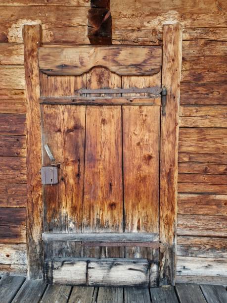 istock old wooden door 1473258059