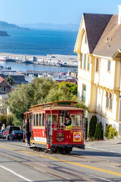 blick auf die hügelige skyline von san francisco, usa - hyde street stock-fotos und bilder