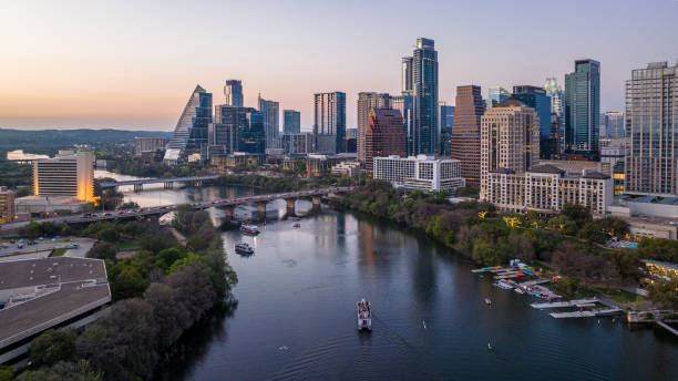 schöne luftaufnahme der innenstadt von austin, texas und colorado river bei sonnenuntergang - austin texas skyline texas cityscape stock-fotos und bilder
