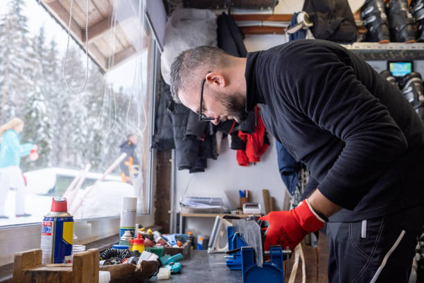 um especialista em manutenção de esqui afia as bordas dos esquis. - skiing ski boot rental equipment - fotografias e filmes do acervo