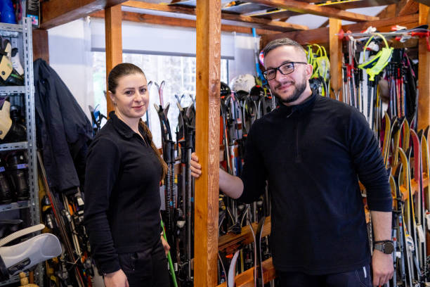 retrato de assistentes masculinos e femininos no depósito de aluguel de esqui e equipamentos de esqui. - skiing ski boot rental equipment - fotografias e filmes do acervo