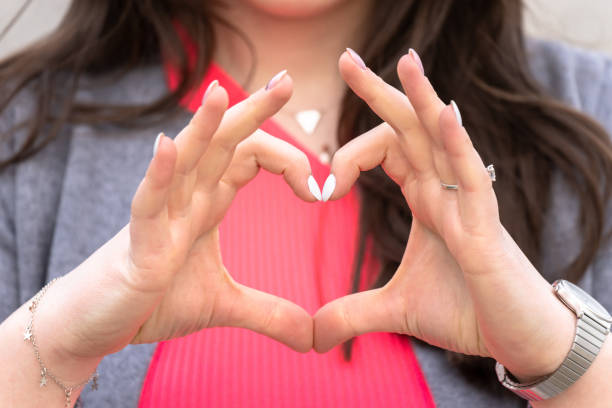 istock Girl showing a heart 1473307723