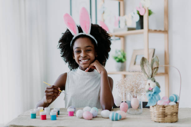 istock Child girl painting easter eggs 1473312032