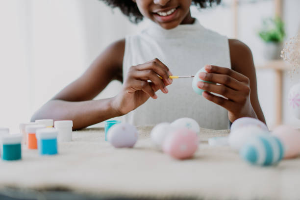 istock Child girl painting easter eggs 1473312037