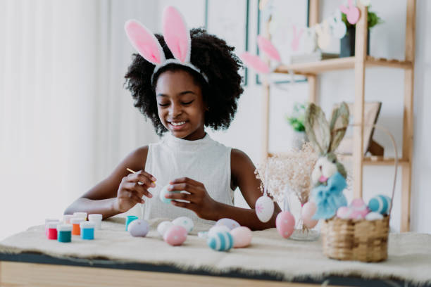 istock Child girl painting easter eggs 1473312047