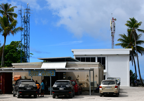 Yaren, Nauru: cars and people at the courthouse compound, located near the parliament