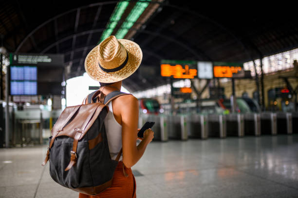 ソロ旅行者。 - airport passengers ストックフォトと画像