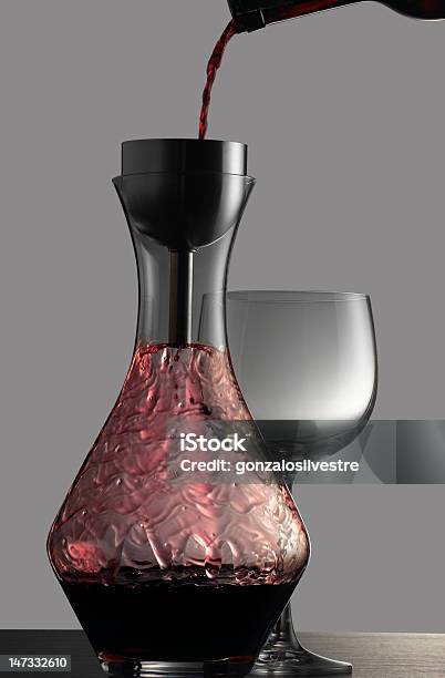 Decanting Vino Rosso - Fotografie stock e altre immagini di Acciaio inossidabile - Acciaio inossidabile, Alchol, Bicchiere