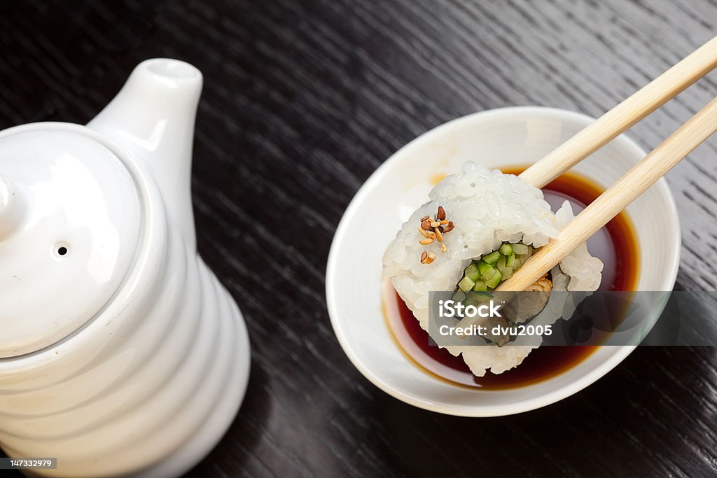 Assortimento di Sushi giapponese - Foto stock royalty-free di Bastone
