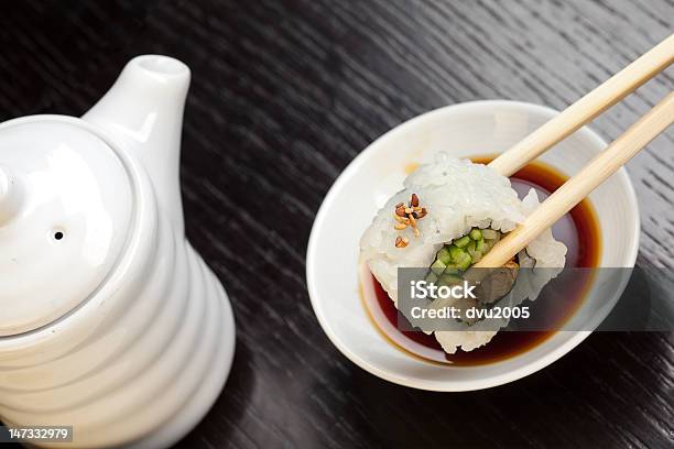 Assortimento Di Sushi Giapponese - Fotografie stock e altre immagini di Bastone - Bastone, Pesce, Sushi
