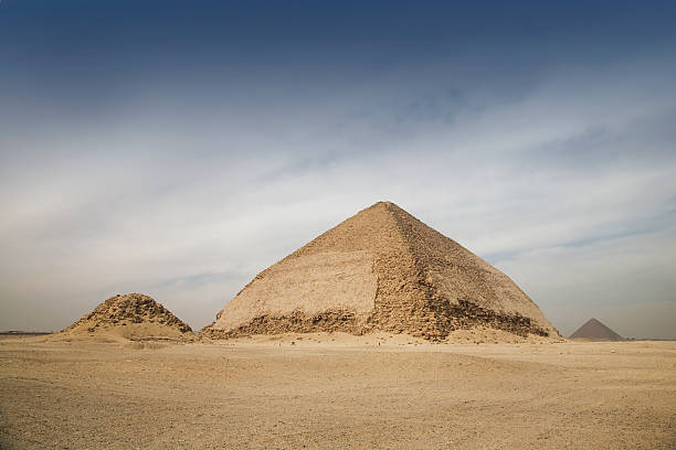 piramide romboidale, dashur, egitto. - snofru foto e immagini stock