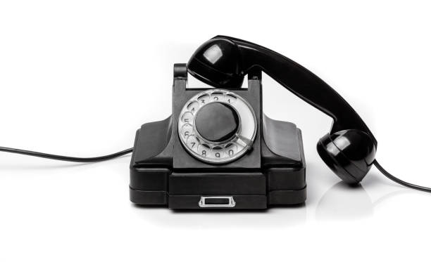 zabytkowy czarny telefon na białym bachgroundzie. - telephone receiver zdjęcia i obrazy z banku zdjęć