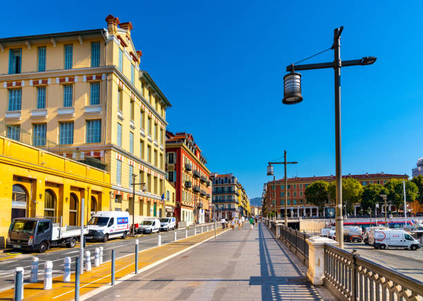 cortantes coloridos ao longo da rua quai papacino no histórico distrito de nice port na riviera francesa na frança - city of nice restaurant france french riviera - fotografias e filmes do acervo