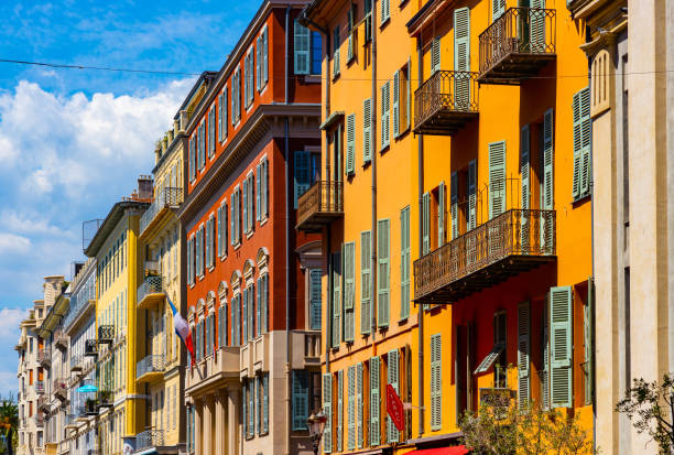 フランスのニースの歴史的なヴューヴィエイユヴィル旧市街のサンフランソワドポール通り沿いのカラフルな長屋 - cote de azure ストックフォトと画像