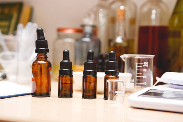 laboratoire de production de parfumerie naturelle et d’huiles essentielles - fabrication huile essentielle photos et images de collection