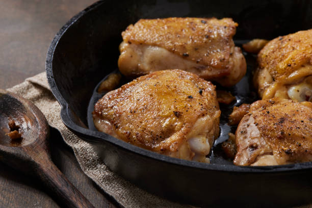 italian braised chicken thigh's - chicken thighs imagens e fotografias de stock