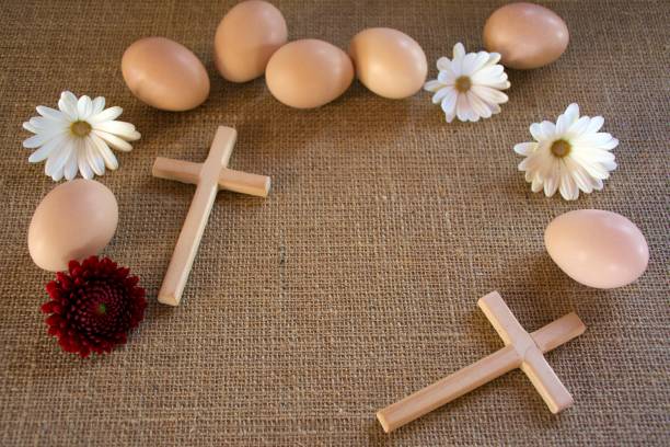 fond de pâques d’œufs avec croix de bois et fleurs - easter egg religion cross spirituality photos et images de collection