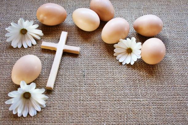 fond de pâques d’œufs avec croix de bois et fleurs - easter egg religion cross spirituality photos et images de collection